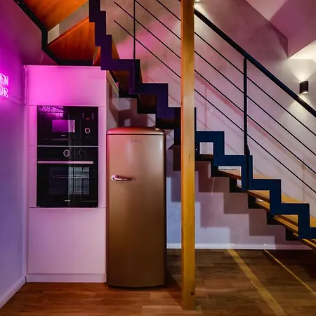 With Private Balcony In Smichov By Days شقة *