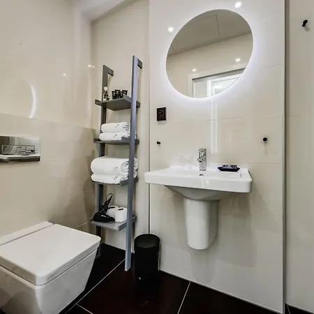 شقة With Private Balcony In Smichov By Days براغ