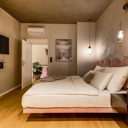 With Private Balcony In Smichov By Days شقة براغ