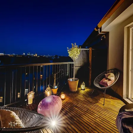 With Private Balcony In Smichov By Days شقة