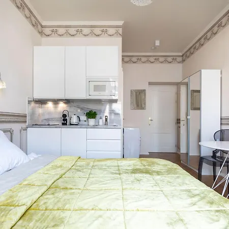 With Private Balcony In Smichov By Days شقة براغ
