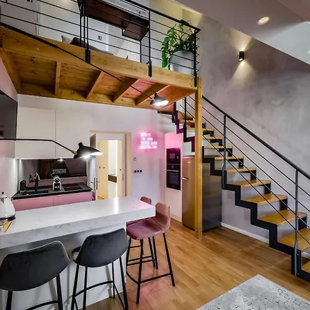 With Private Balcony In Smichov By Days * براغ