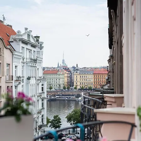 With Private Balcony In Smichov By Days شقة *