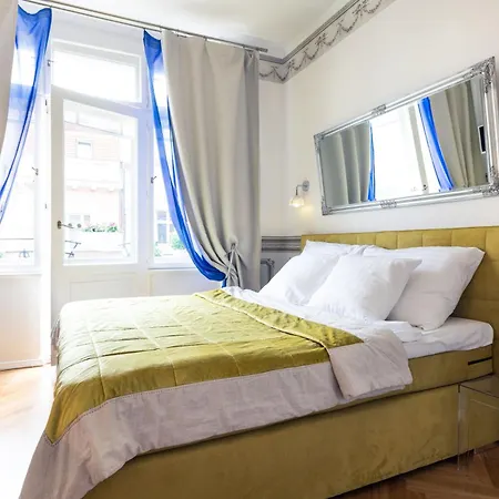 شقة With Private Balcony In Smichov By Days