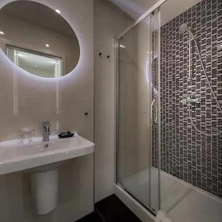 شقة With Private Balcony In Smichov By Days براغ